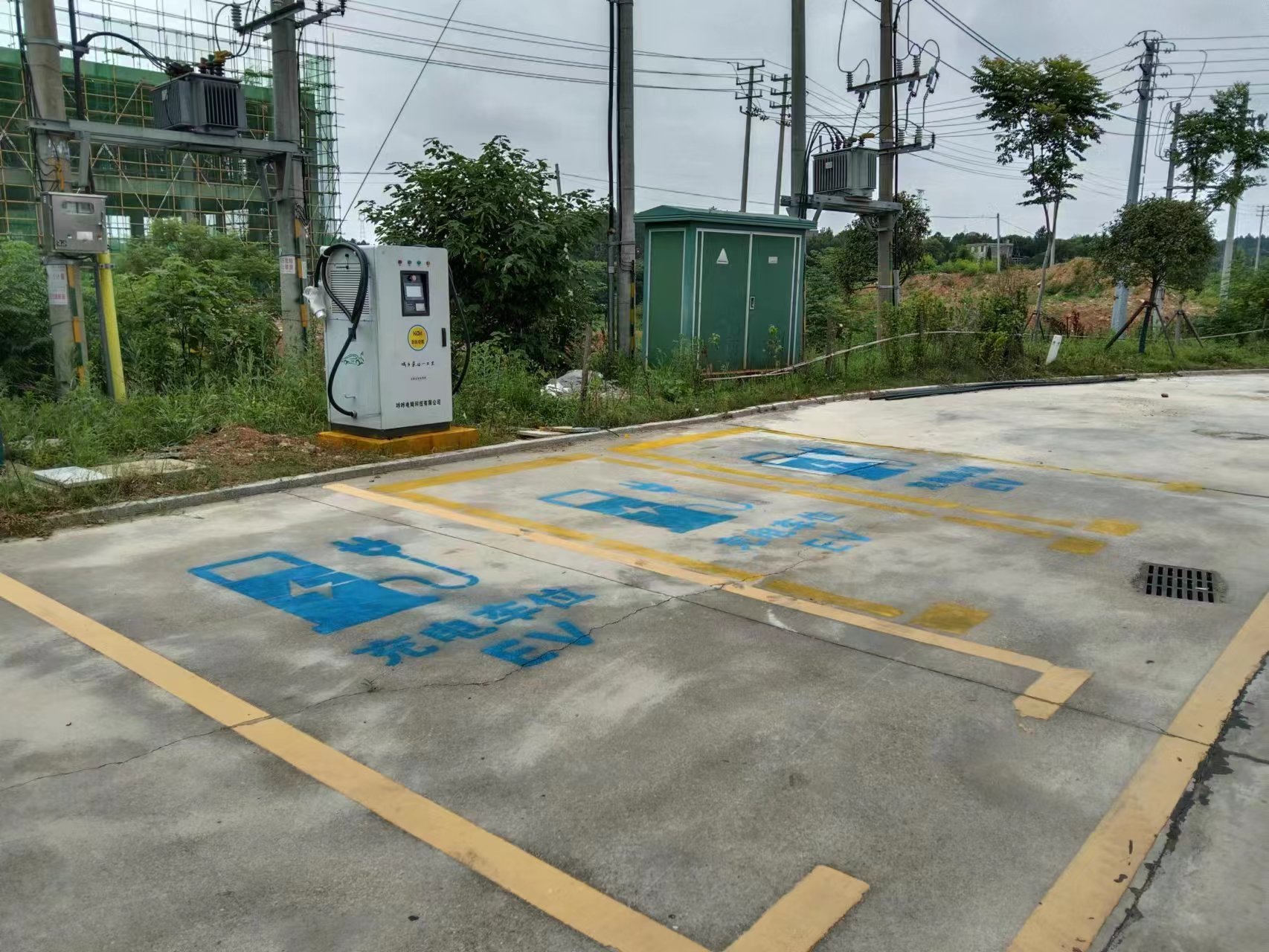 咔咔电姆充电桩设备安装